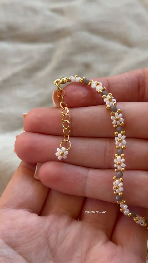 Check more at https://howcandothis.com/diyideas/25070/ Flower Bead Bracelet Pattern, Flower Bead Necklace Diy, Flower Bead Pattern, How To Make Flower Bead Bracelet, Flower Bead Bracelet Tutorial, Bead Bracelet Design Ideas, Bracelet Ideas Gold, Bracelet Beads Ideas, Flower Bracelet Tutorial