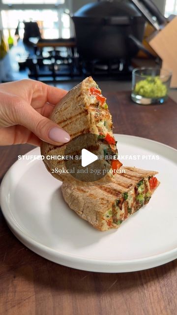 Emily English on Instagram: "stuffed breakfast chicken sausage pitas 

inspired by areyes these are my version using high protein chicken sausages to create a prepable, filling and balanced breakfast or lunch. Stuff the pita breads with the mince and grill on both sides, finishing in the oven or air fryer if needed. serve with creamy avocdo for a ultrasatifying meal. 

You will need to serve 1
289kcal & 29g protein (not inc avocado)

1 wholemeal pita bread
1 medium tomato, deseeded and diced
Handful of spinach
1 large spring onion, finely chopped
Roughly 120g seasoned chicken sausage meat (or use any sausage meat you like)

optional to serve 
1/2 avocado
1/2 lemon, juiced
Pinch of chilli flakes
1/2 tsp honey

Mix the chicken sausage meat with the diced tomato, spinach, and chopped spring o Breakfast Chicken Sausage, Chicken Sausage Recipes Healthy, Healthy Sausage Recipes, Breakfast Pita, Lunch Stuff, Breakfast Chicken, High Protein Chicken, Chicken Sausage Recipes, Emily English