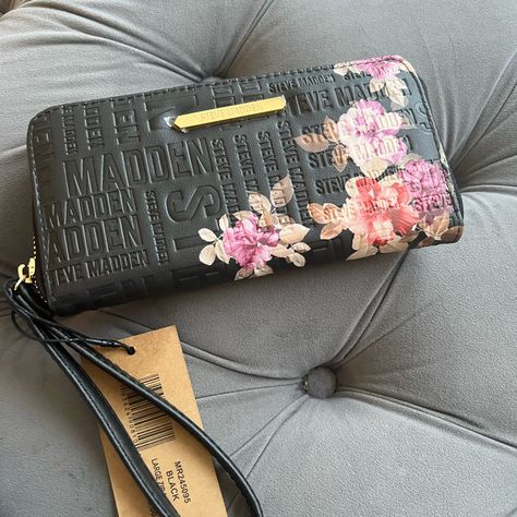 Adorable Steve Madden Wallet Steve Madden Wallet, Soft Life, Black Wristlet, Id Wallet, Bone Color, Card Case Wallet, Steve Madden Bags, Keychain Wallet, Zip Wallet