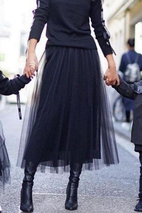 Mode Over 50, Black Chiffon Skirt, Sukienki Maksi, Fall Fashion Coats, Skirt Tulle, Walking Down The Street, Best Casual Outfits, Winter Model, Black Pleated Skirt