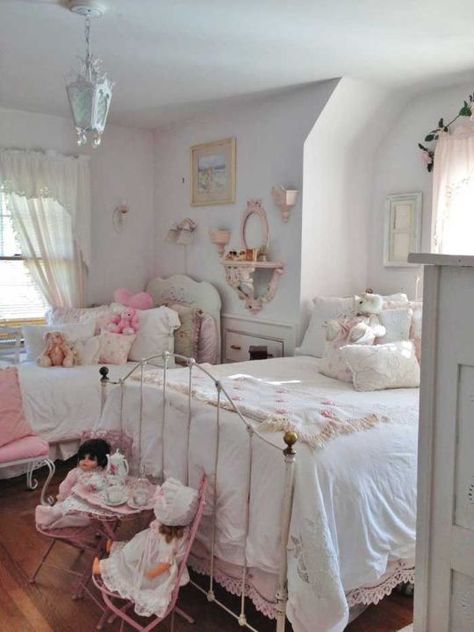 . Romantic Cottagecore Bedroom, Doll Room Aesthetic, Fem Bedroom, Dreamcore Bedroom, Weirdcore Bedroom, Coquette Room, Slaap Lekker, Casa Vintage, Shabby Chic Bathroom