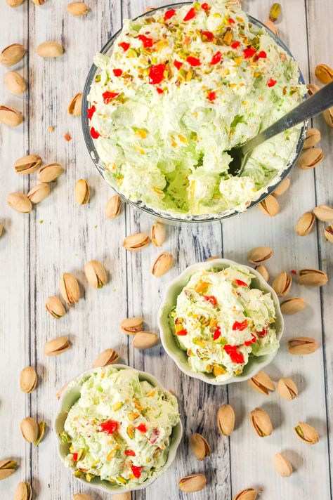 Pistachio Fluff Salad is a delicious side dish or dessert recipe loaded with crushed pineapple, mandarin segments, pistachio pudding mix, mini marshmallows and Cool Whip. Pistachio Fluff Salad, Fruit Ambrosia, Creamy Fruit Salad Recipe, Hawaiian Salad, Pistachio Fluff, Bacon Pasta Salad, Fruit Salad With Marshmallows, Ambrosia Recipe, Creamy Fruit Salads