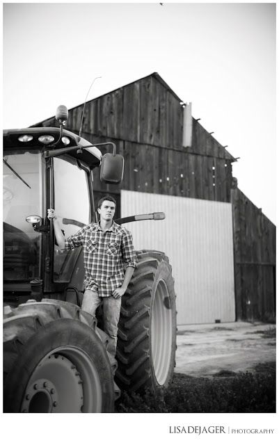 Tractor Senior Pictures, Farm Senior Pictures, Senior Pictures Boys Outdoors, Boy Senior Portraits, Senior Pictures Boy Poses, Senior Year Pictures, Outdoor Senior Pictures, Senior Portraits Male, Senior Photos Boys