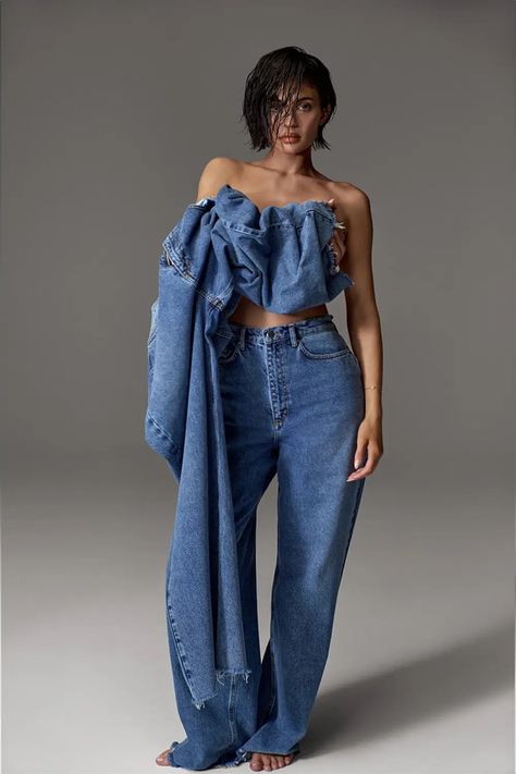 Kylie Jenner Modeling, Denim Photoshoot, Denim Texture, Slouchy Jeans, Kylie Jenner Style, Dad Jeans, Model Aesthetic, Fashion Photography Poses, Upcycled Fashion