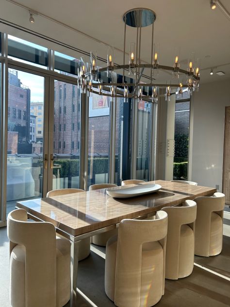 City Apartment Dining Room, Nyc Apartment Dining Table, New York Apartment Dining Room, Rich Interior Design, Nyc Bloxburg, Penthouse Dining Room, Nyc Apartment Aesthetic, Rich Interior, Nyc Decor