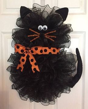 Black Cat Wreath, Veselý Halloween, Cat Wreath, Halloween Mesh Wreaths, Image Halloween, Halloween Deco Mesh, Chat Halloween, Diy Halloween Wreath, Mesh Wreath Diy