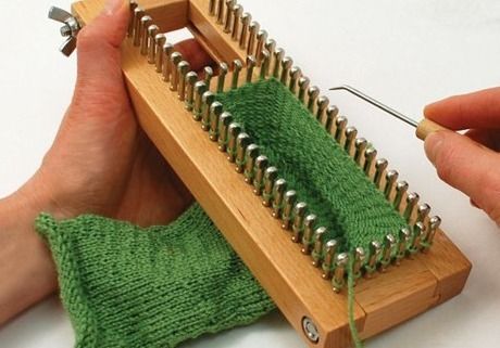 This is a guide about using a Knitting Board adjustable sock loom. A great alternative to the traditional needle approach to knitting socks is to use a sock loom. Sock Loom Patterns, Loom Knitting Socks, Loom Socks, Sock Loom, Loom Board, Knitting Board, Diy Tricot, Knifty Knitter, Loom Knitting Projects