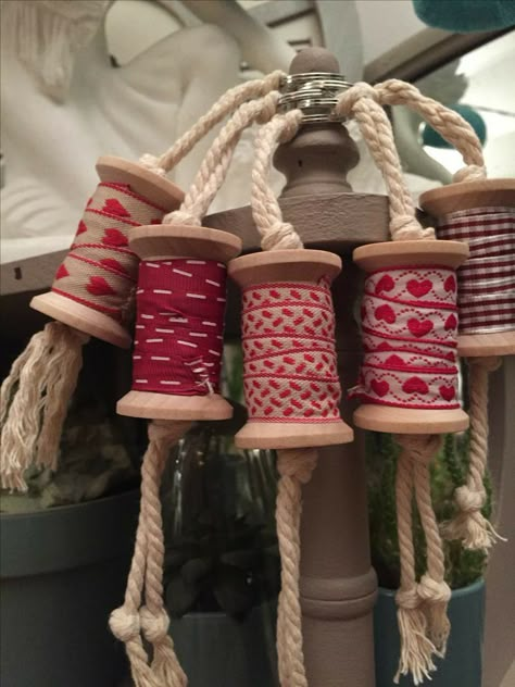 Cotton Reel Craft, Wooden Spool Crafts, Spools Of Thread, Spool Crafts, Wood Spool, Recycled Gifts, Wooden Spools, Thread Spools, Christmas Ornament Crafts