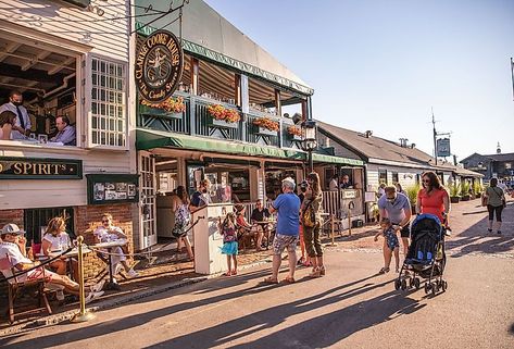 8 Coolest Towns in Rhode Island for a Summer Vacation in 2024 - WorldAtlas Small Towns In California, Monument Park, Traveling Ideas, Susquehanna River, Grandfather Mountain, Artificial Lake, Mountain Vacations, Newport Ri, Mountain Town