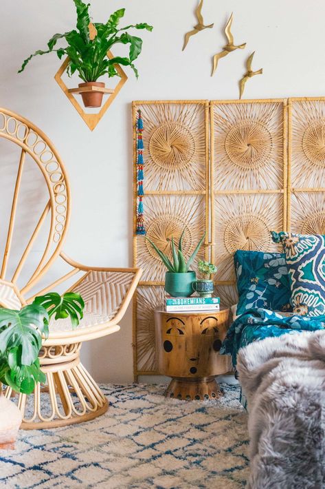 boho screen as headboard in boho bedroom with bamboo screen art Bohemian Headboard, Headboard Alternative, Bohemian Bedroom Inspiration, Interior Boho, Bohemian Bedroom Decor, Deco Boheme, Bohemian Bedroom, Boho Room, Boho Bedroom Decor