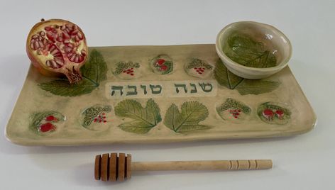 Shanah Tovah, Grape Decor, Serving Dishes Set, New Years Dinner, Small Ceramic Bowl, Jewish New Year, Platter Set, Hand Painted Pottery, Ceramic Tray