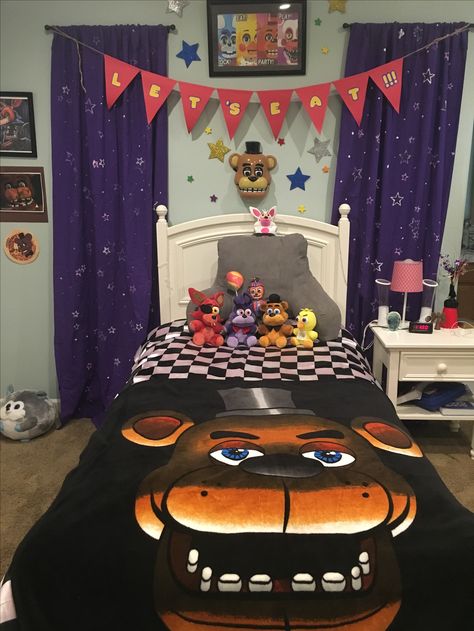 quarto! Um quarto !! Eu quero um desses! Um quarto de fnaf?!? Amei! Fnaf Bedroom, Fnaf Crafts, Fnaf Sister Location, Fnaf Wallpapers, Anime Fnaf, Boy's Bedroom, Wallpaper Bedroom, Bedroom Themes, Bed Room