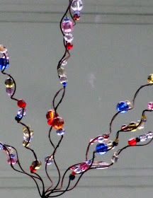 Beaded Garden Sparkler Diy, Bead Garden Art, Bead And Wire Suncatchers Diy, Wire Yard Art, What To Do With Beads, Wire Art Ideas, Garden Wands, Bead Plant, Beaded Plants