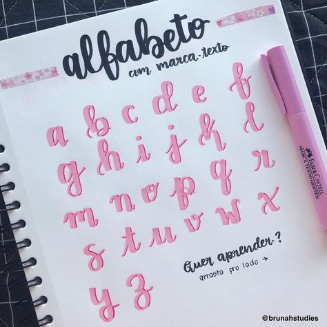 Alfabeto com marca-texto! 🤩 Arrasta pro lado para ver o tutorial (tem até vídeo em câmera lenta, pra aprender de verdade!) 🙈 ⠀⠀⠀⠀⠀⠀⠀⠀⠀⠀… Learn Hand Lettering, Bullet Journal Font, Lettering Guide, Journal Fonts, Bullet Journal Notes, Hand Lettering Art, Bullet Journal Mood, Hand Lettering Alphabet, Bullet Journal Aesthetic