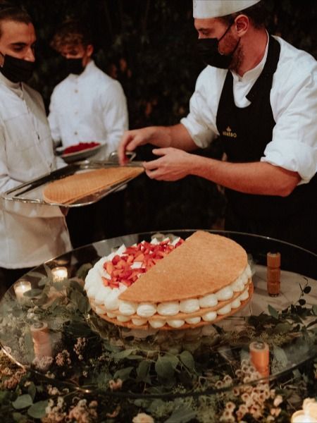 Italian cake pastry chef is making the traditional Italian Millefoglie wedding cake from scratch in front of Bride and Groom and all the guests Italian Millefoglie Wedding Cake, Mille Feuille Wedding Cake, Traditional Italian Wedding Cake, Millefoglie Wedding Cake, Millefoglie Cake, Bodrum Wedding, Italian Wedding Reception, Table Landscape, Italian Wedding Cake