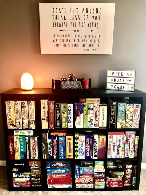 Board Game Shelf Ideas, Bookshelf For Games, Home Board Game Room, Board Game Storage Ideas Living Room, Board Game Shelf Organization, Board Game Shelving, Board Games Shelf, Boardgame Organisation, Board Game Organization Living Room