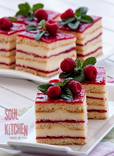 Vanilla Raspberry Cake, Berry Desserts, Opera Cake, Raspberry Cake, Layered Cake, Fancy Desserts, Snacks Für Party, Donut Recipes, Delicious Fruit