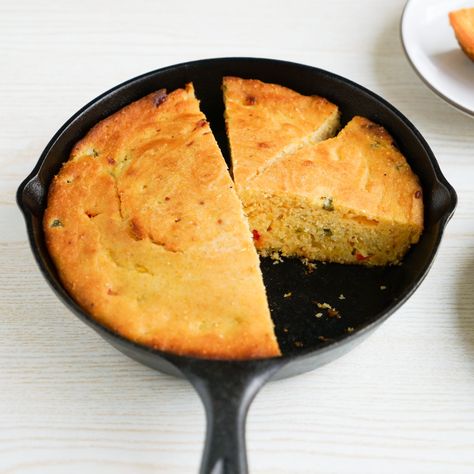 Indulge in the best of Southern comfort food with our jalapeño cornbread. Spicy jalapeños and cheddar cheese make a savory dish. Savory Cornbread Recipe, Buttery Cornbread, Savory Cornbread, Best Cornbread Recipe, Cast Iron Skillet Cooking, Cornbread Recipes, Jalapeño Cornbread, Quick Bread Recipes Easy, Buttermilk Cornbread