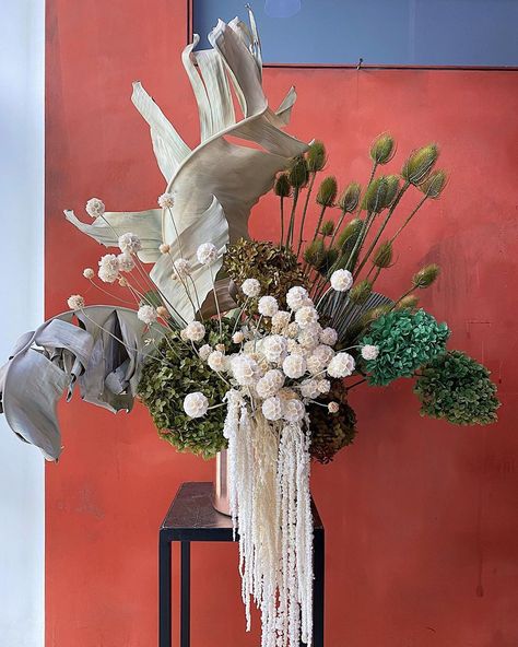 Hay Decor, Hotel Flower Arrangements, Interior Flowers, Modern Floral Arrangements, Hotel Flowers, Forest Walk, Flora Design, Wedding Bouquets Bride, Table Flower