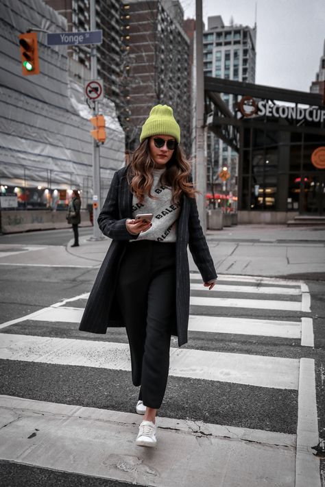 Glasses And Beanie Outfit, Beanie And Sunglasses Outfit, Neon Green Beanie Outfit, Neon Hat Outfit, Lime Green Beanie Outfit, Neon Beanie Outfit, Stedman Coat Outfit, Outfit Miercoles, Green Beanie Outfit