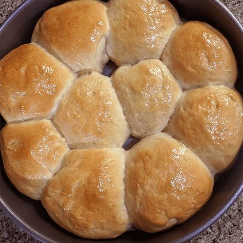 You’ll love how simple air fryer bread rolls are to make for your dinner at home. A warm and soft bread baked by yourself and served for the dinner hits differently. Air Fryer Bread, Reheat Chicken, Pembuat Roti, Souffle Dish, Bread Rolls Recipe, Breakfast Bread Recipes, How To Store Bread, Vegan Donuts, Fried Cabbage