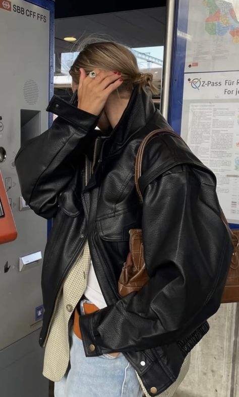 Leather Jacket Layered Outfit, Leather Jacket Outfit Winter, Winter Jacket Outfits, Streetwear Accessories, Leather Jacket Outfits, Streetwear Aesthetic, Layering Outfits, Oversized Jacket, Street Style Looks