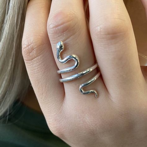 Diy Jewelry Easy Snake Rings Silver, Snake Jewelry Rings, Silver Jewellery Aesthetic Rings, Cool Rings Silver, Silver Rings On Hand, Cute Jewelry Silver, Snake Ring Aesthetic, Silver Vintage Jewelry, Ring Ideas Silver