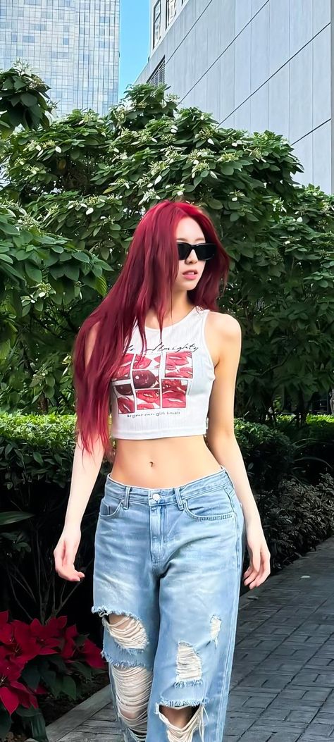 Shin Yuna Body Goals, Yuna Body Shape, Yuna Itzy Body Goals, Yuna Body Itzy, Yuna Itzy Outfit, Kpop Female Idols Body Goals, Yuna Red Hair, Yuna Outfit, Itzy Wallpaper