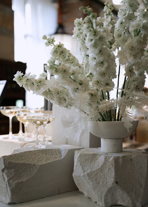 Roman Courtyard, Concrete Wedding, Flower Arrangement Designs, All White Wedding, Table Setting Decor, Modern Flower Arrangements, White Wedding Flowers, Ceremony Flowers, Flower Display