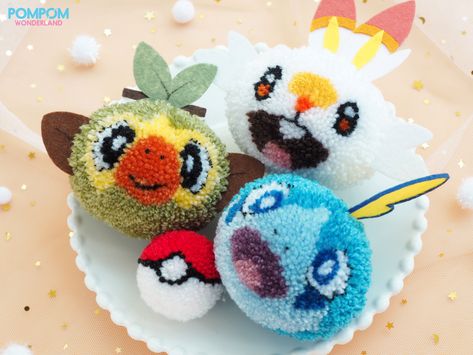 Pokemon Pom Pom, Pom Pom Keychain Diy, Crochet Butterfly Free Pattern, Pom Pom Animals, Pom Pom Blanket, Tassel Crafts, Pokemon Diy, Pokemon Craft, How To Make A Pom Pom