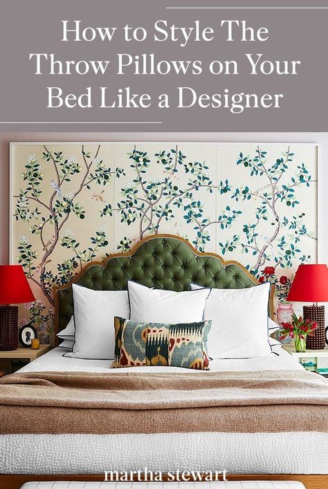 This is the best way to stay the throw pillows on your bed, according to an interior designer. Style Pillows On Bed, Bed Cushions Arrangement, Bed Pillow Styling, Throw Pillow Arrangement, Bed Pillow Arrangement, Cushion Arrangement, Big Pillows, Black Dining, Pillow Arrangement