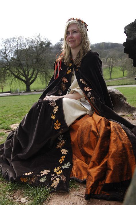 Cloak Ideas, Embroidered Cloak, Unicorn Things, Autumn Court, Oak Leaves And Acorns, Character Wardrobe, Fantasy Dresses, Oak Leaves, Fantasy Costumes