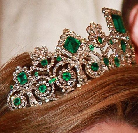 great side close up, showing the diamond and emerald encrusted scrolls, honeysuckle motifs and lozenge motifs Green Princess Aesthetic, Tiara Aesthetic, Red Tiara, Emerald Tiara, Empress Josephine, Royal Crown Jewels, Princess Fiona, Crown Aesthetic, Royal Core