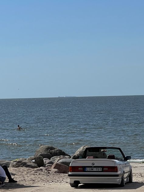 Car On The Beach Aesthetic, Beach Car Photoshoot, Vintage Bmw Aesthetic, Car Beach Aesthetic, Old Bmw Aesthetic, Bmw E30 M3 Aesthetic, Bmw E30 Aesthetic, Beach Car Aesthetic, E30 Wallpaper