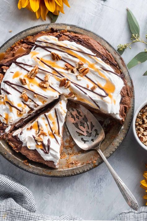 Caramel Chocolate Pie, Ice Cream Pie With Graham Cracker Crust, Turtle Cream Pie, Turtle Pie Recipe Easy, No Bake Turtle Pie, Thankful Ideas, Turtle Pie Recipe, Jello Fluff, Turtle Pie