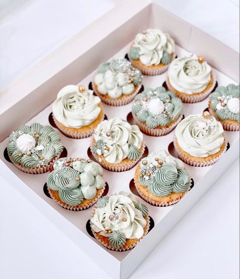 Botanical Cupcakes, Eucalyptus Cupcakes, Green And White Cupcakes, Greenery Cupcakes, Neutral Baby Shower Cupcakes, Neutral Cupcakes, Ivory Cupcakes, Baby Shower Cupcake Ideas, Gold Baby Shower Cake