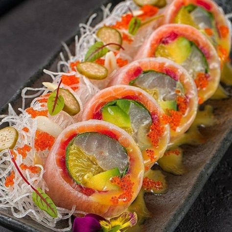 Fusion Sushi Roll, Sushi Platter Presentation, Japanese Food Photography, Sushi Recipes Homemade, Japanese Food Sushi, Gourmet Appetizers, Sushi Menu, Sushi Platter, Artisan Food