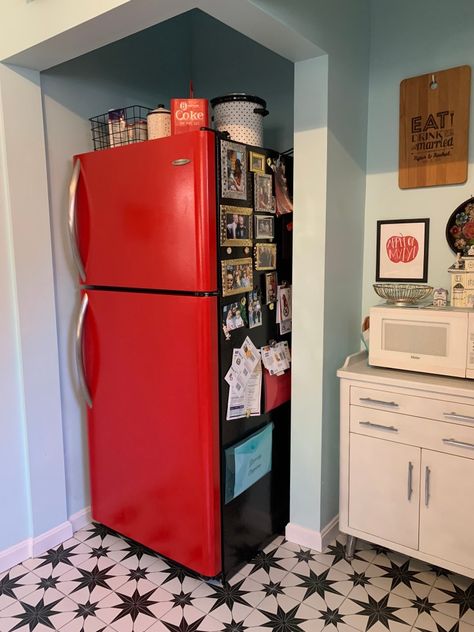 Red Retro Kitchen, Red Fridge Kitchen, Red Kitchen Appliances, Modern Fridge, Red Fridge, Red Appliances, Red Refrigerator, Fridge Makeover, Painted Fridge