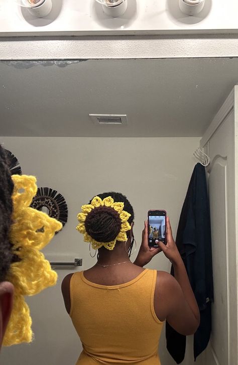 Scrunchies Design, Sunflower Scrunchie, Cabello Afro Natural, Crochet Scrunchies, Sunflower Crochet, Free Pattern Crochet, Short Locs Hairstyles, Protective Hairstyles Braids, Design 2023