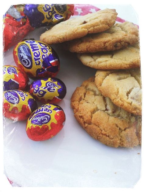 Easy peasy creme egg cookie recipe - totally yum! Chocolate Orange Cookies, Cookies And Candy, Easter Cookie Recipes, Egg Cookies, Orange Cookies, Easter Cookie, No Egg Cookies, Creme Egg, Easter Baking