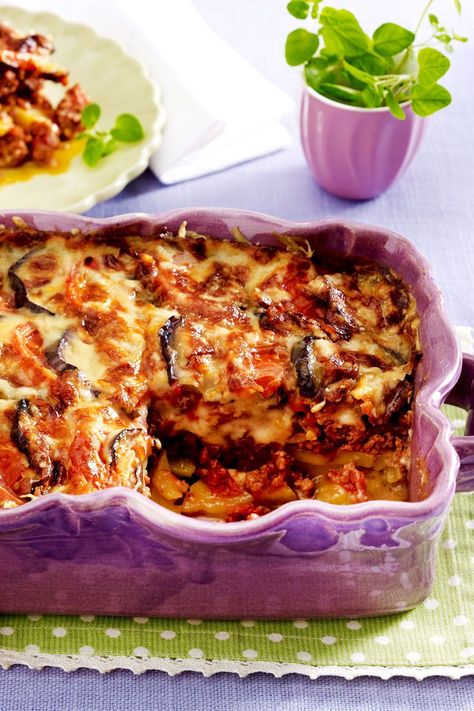 Griechische Moussaka, der landestypische Auflauf aus Auberginen, Kartoffeln und Hack, macht die ganze Familie satt und glücklich. Wie du den Klassiker aus der Urlaubsküche richtig lecker zubereitest, erklären wir dir hier.#rezept #moussaka #griechisch #griechischeküche #hackfleisch #auberginen #kartoffeln #auflauf #tomaten Traditional Greek Moussaka Recipe, Vegan Moussaka, Moussaka Recipe, Paleo Dinner, Minced Meat, Eggplant Recipes, Cannoli, Greek Recipes, Popular Recipes