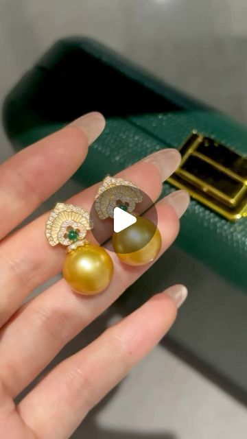 ANNIE CASE FINE JEWELRY on Instagram: "🍵 These ”Chakin“ Golden South Sea Pearls and emerald diamond stud earrings radiate luxury! ✨ With 12.5mm virtualy flawless perfect round top grade golden south sea pearls and emerald diamonds, the 18k gold design perfectly combines elegance with artistry! 💎 
DM for inquiries
@anniecasepearl
.
.
.
.
.
.
.
.
.
HYL240724GSE29700 
#StudEarrings #LuxuryJewelry #goldpearls #pearlearrings #Emerald #southseapearls" Royal Necklace, Fine Pearl Jewelry, Golden South Sea Pearls, Diamond Stud Earrings, Round Top, South Seas, South Sea Pearls, Sea Pearls, Diamond Stud