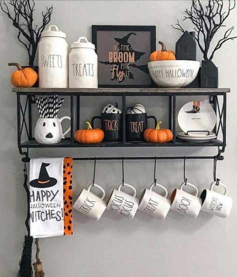 Diy Halloween Decorations | HubPages Diy Halloween Dekoration, Terrifying Halloween, Diy Halloween Party, Halloween Cake Decorating, Cheap Halloween Decorations, Casa Halloween, Halloween Decor Diy, Halloween Tattoo, Halloween Kitchen