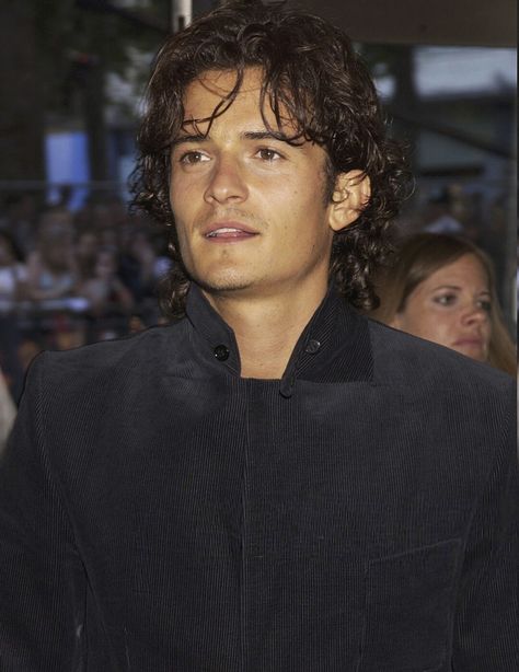 #orlandobloom #piratesofthecaribbean #2000s #style #fashion #vintage #retro #grunge #potc #actor Orlando Bloom Young, Curly Hair Celebrities, 2000s Boys, Canterbury England, Orlando Bloom, January 13, Acting Career, The Lord Of The Rings, Curly Hair Men