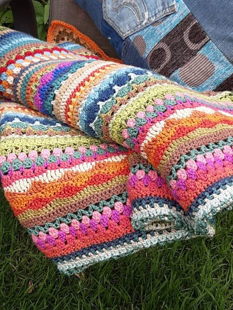 Motifs Afghans, Crochet Sampler Blanket, Striped Afghan, Afghan Stitch, Striped Crochet Blanket, Scrap Yarn Crochet, Stitch Sampler, Crocheted Blanket, Confection Au Crochet