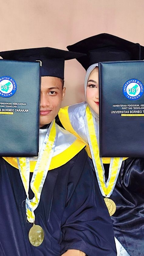 Couple Graduation Photoshoot Studio, Graduation Photo Ideas Couple, Grad Photos Couple, Dress Wisuda, Graduation Couple, Couple Graduation Pictures, Couple Graduation, Yearbook Photoshoot, Pose Couple