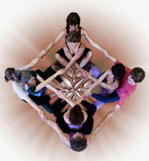 Group of 8 formation Photo Yoga, Animation Photo, Partner Yoga Poses, Group Yoga, Yoga Photos, Partner Yoga, Yoga Posen, Acro Yoga, Pose Yoga