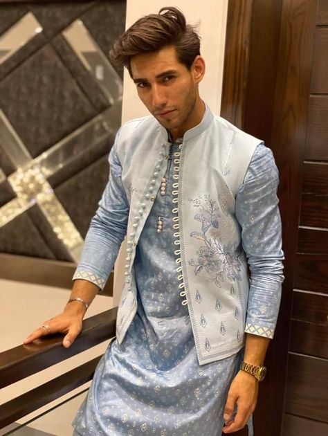 Indian Wedding Suits Men, Arab Men Fashion, Indian Wedding Clothes For Men, Waistcoat Designs, Best Man's Outfit, Couture Jackets, Wedding Dresses Men Indian, Salwar Dress, Mens Kurta Designs