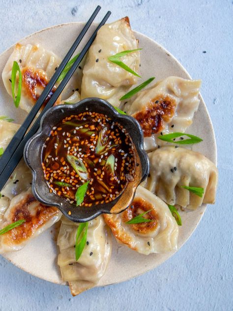 Mandu (Korean Dumplings) - OMG! Yummy Korean Healthy Food, Healthy Korean Food, Kimchi Soup Recipe, Mandu Recipe, Traditional Korean Food, Kimchi Recipes, Vegetable Dinner, Gastronomic Food, Korean Dumplings