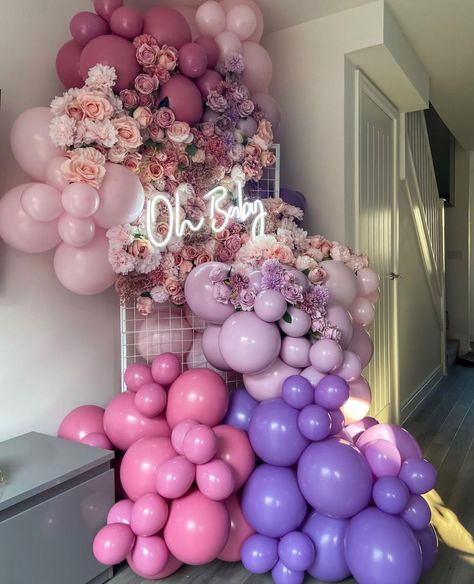 Balloon Garland With Neon Sign, Monochromatic Balloon Garland, Picture Arch, Birthday Balloons Pictures, Wooden Backdrops, Bridal Shower Balloons, Birthday Party Set, Diy Balloon Decorations, Fun Baby Shower Games